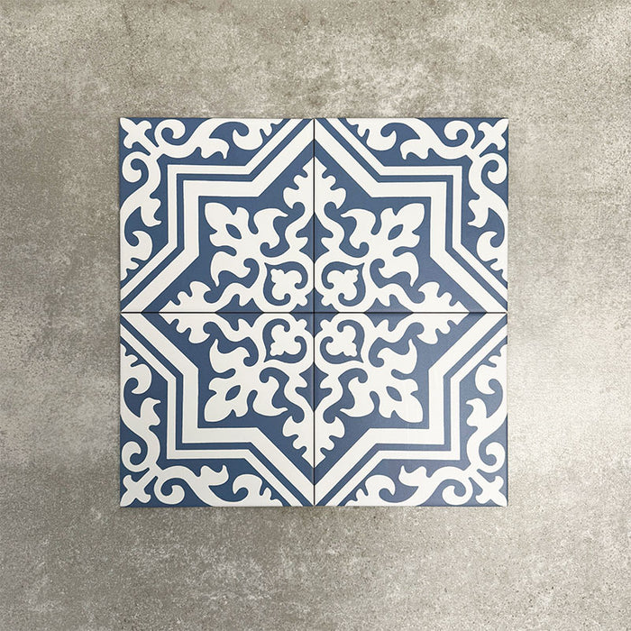 Vier Berlin Trondite Feinsteinzeugfliesen im Format 20 × 20 cm im viktorianisch-marokkanisch inspirierten Stil, gemeinsam arrangiert zur Darstellung des wiederkehrenden geometrischen Musters in Blau und Weiß, inspiriert von traditionellen dekorativen Bodenfliesen.