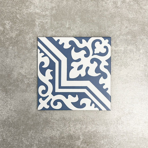 Einzelne Berlin Trondite Feinsteinzeugfliese im Format 20 × 20 cm im viktorianisch-marokkanisch inspirierten Stil mit dekorativem Eckmuster in sanften Blau- und Weißtönen, gestaltet für ein sich wiederholendes Bodenlayout, inspiriert von klassischen gemusterten Fliesen im viktorianischen Stil.