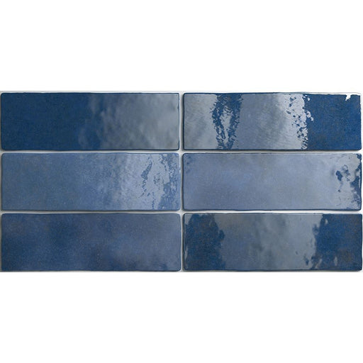 Flatlay von Zellige Königliches Blau Ziegel Fliesen im marokkanischen Stil im Format 6,5 × 20 cm, mit glänzender königsblauer Glasur, natürlicher Farbvariation und handwerklicher Oberflächenstruktur der einzelnen Keramikfliesen.