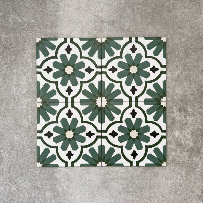 Clara Grün Feinsteinzeug-Bodenfliesen im viktorianisch-marokkanischen Stil im Format 20 × 20 cm, verlegt in einem sich wiederholenden Muster, das das ausdrucksstarke grüne geometrische Design mit dekorativen Styling-Akzenten hervorhebt.