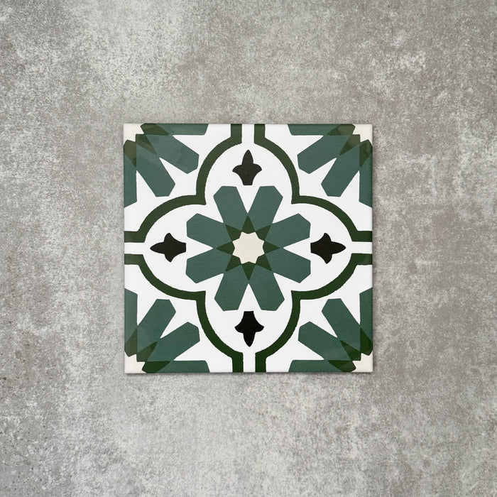 Einzelne Clara Grün Feinsteinzeugfliese im viktorianisch-marokkanischen Stil im Format 20 × 20 cm, dargestellt zur Hervorhebung des markanten grünen geometrischen Musters und des dekorativen Zementfliesen-Effekts.