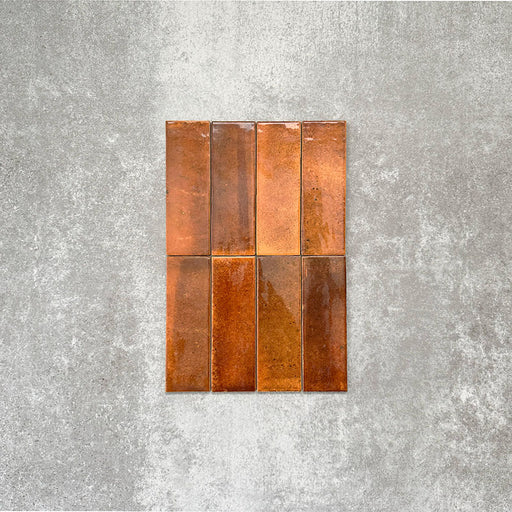 Detailaufnahme der Saigon Bernstein Brick Wandfliesen im marokkanischen Stil. Glänzende Keramikfliesen im Format 5,1 × 16,1 cm mit satten Bernstein- und Kupfertonvariationen, vertikal verlegt.