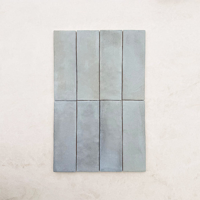 Vertikale Verlegung mit Zellige Sky Blue Matt Brick-Wandfliesen im Format 6,5 × 20 cm im Moroccan Style, in sanften Himmelblautönen mit dezenten Farbvariationen und matter Oberfläche, die den handgefertigten Charakter und die authentische Ausstrahlung der Kollektion hervorheben.