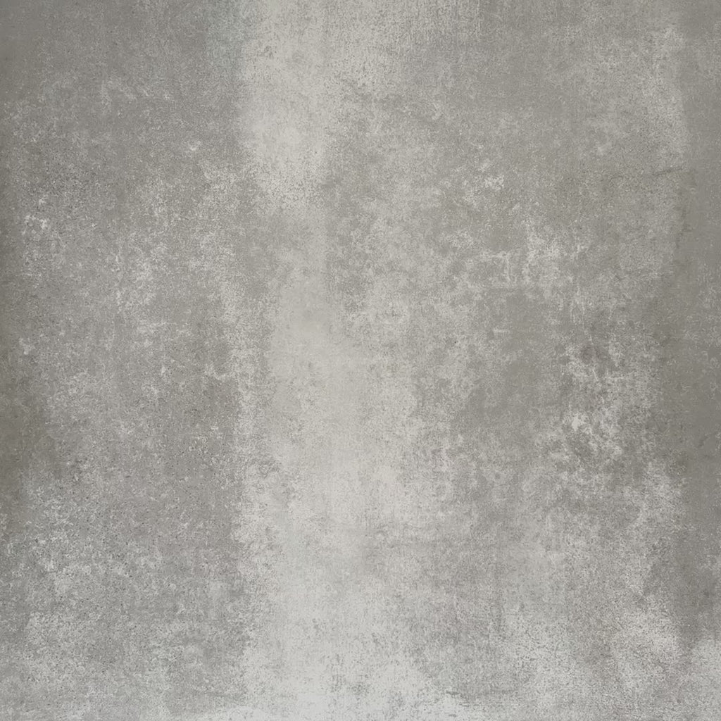 Video mit Zellige Aquablau Keramik-Riemchenfliesen im marokkanischen Stil im Format 6,5 × 20 cm, im Fischgrätmuster auf neutralem Hintergrund angeordnet. Die sanften Blau-Grün-Töne, die glänzende Glasur und die handgefertigte Optik werden dabei hervorgehoben.