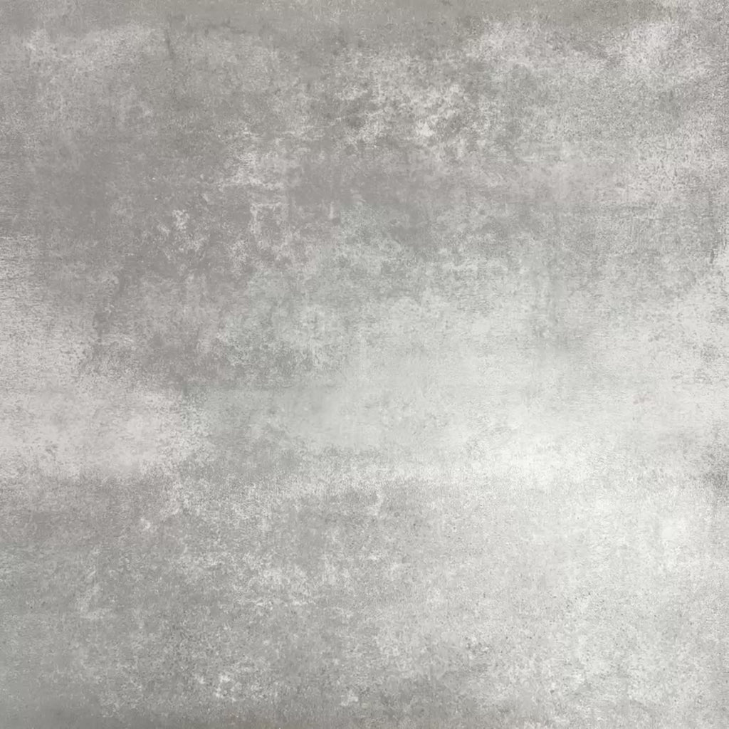 Video mit Berlin Mitte Feinsteinzeugfliesen im Format 20 × 20 cm im viktorianisch-marokkanisch inspirierten Stil, gemeinsam arrangiert zur Darstellung des wiederkehrenden floralen und geometrischen Musters in Grün-, Salbei- und Cremetönen, inspiriert von traditionellen dekorativen Bodenfliesen.